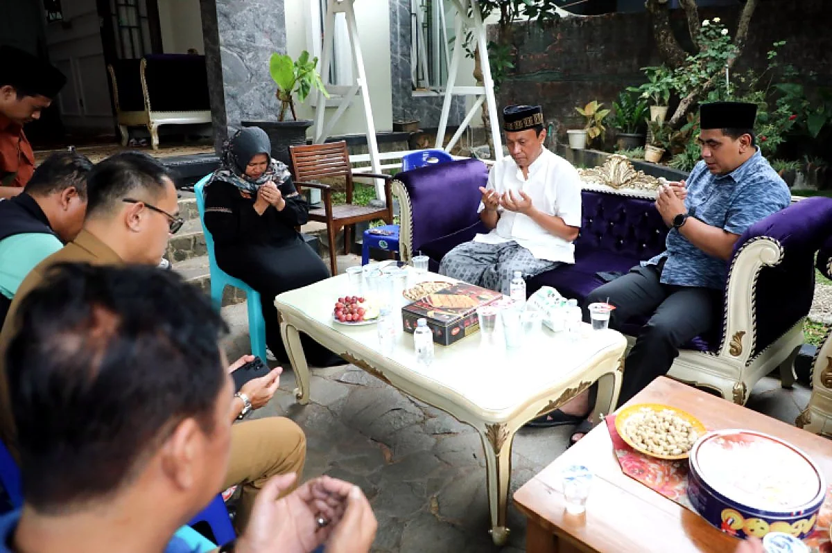 Wakil Gubernur Taj Yasin Maimoen bertakziah di rumah keluarga Syabilla di Jepara.